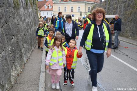 Otroci kamniških šol in vrtcev rajali na Glavnem trgu in se učili o trajnostni mobilnosti (66)